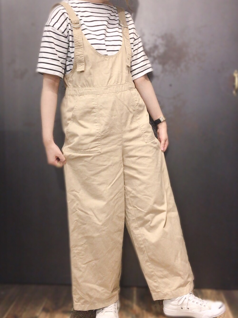 ベージュ系のサロペット/オーバーオール、ホワイト系のTシャツ/カットソー、ホワイト系のスニーカーを着用したレディースの夏コーディネートの1枚目の写真