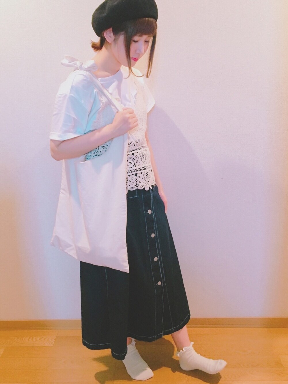 ホワイト系のキャミソール、ホワイト系のTシャツ/カットソー、ホワイト系のトートバッグを着用したレディースの春コーディネートの1枚目の写真