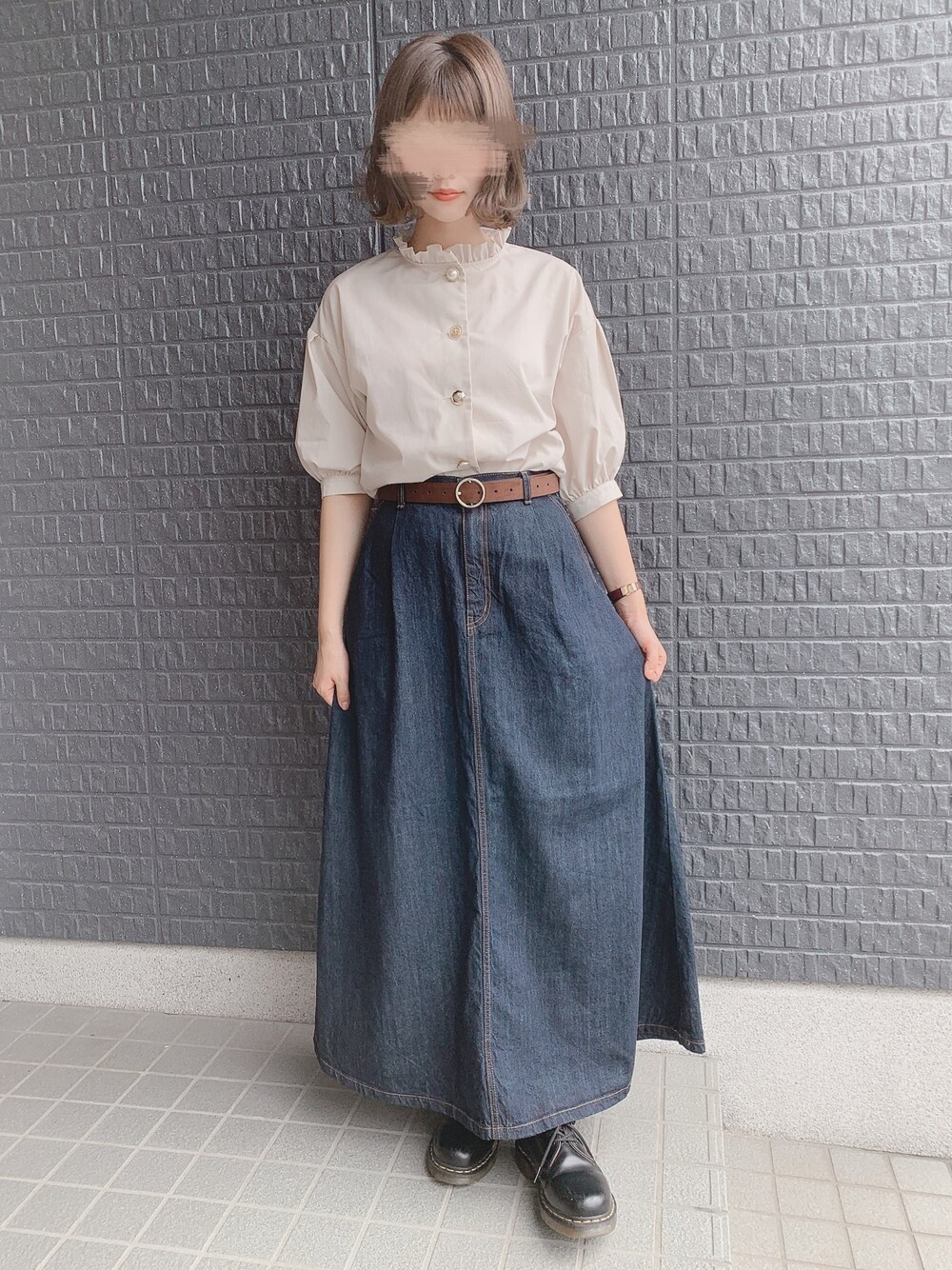 ベージュ系のシャツ/ブラウス、ブルー系のデニムスカート、ブラック系のドレスシューズを着用したレディースの夏コーディネートの1枚目の写真