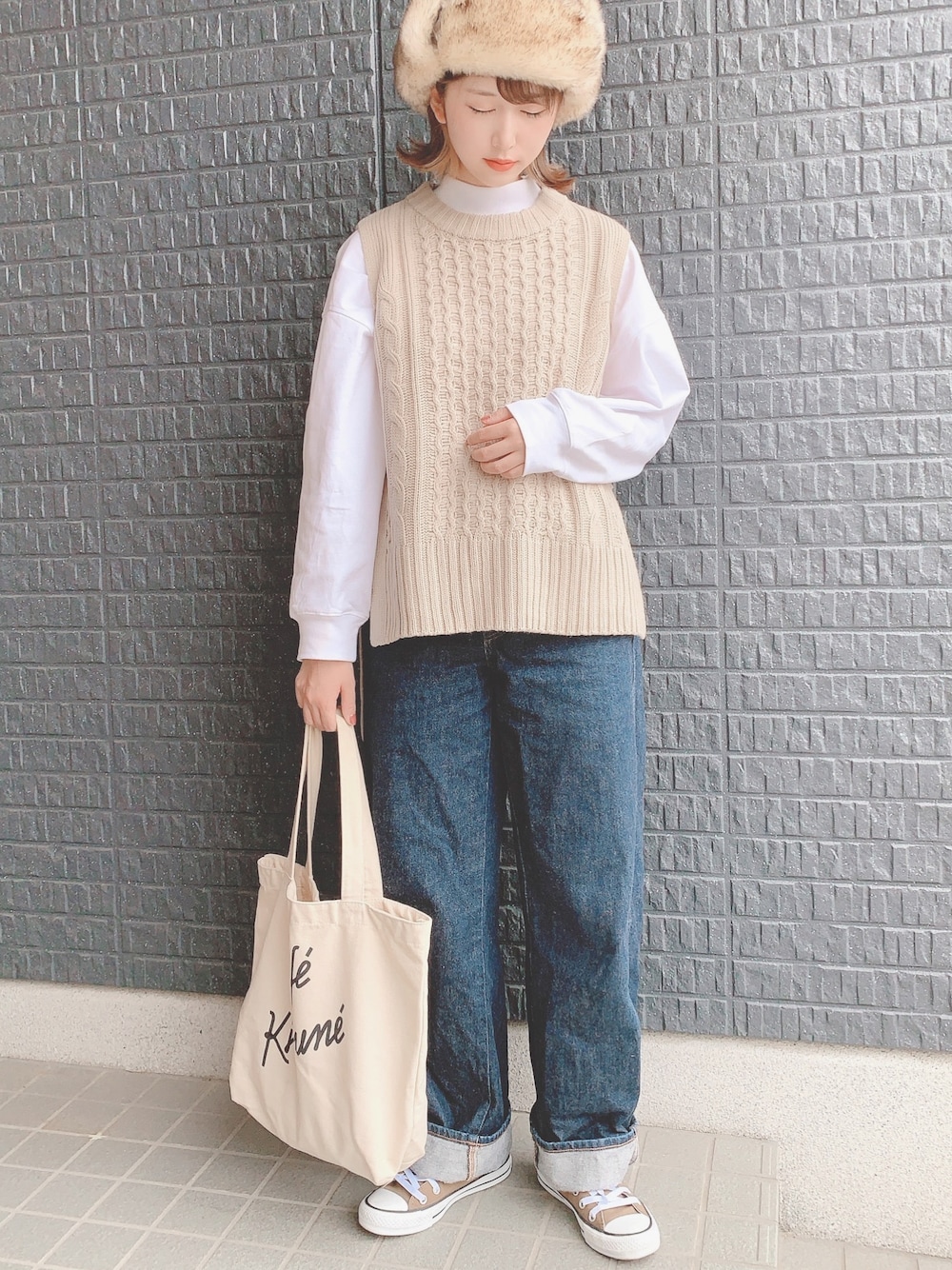 ベージュ系のベスト、ホワイト系のTシャツ/カットソー、ホワイト系のトートバッグを着用したレディースの秋コーディネートの1枚目の写真