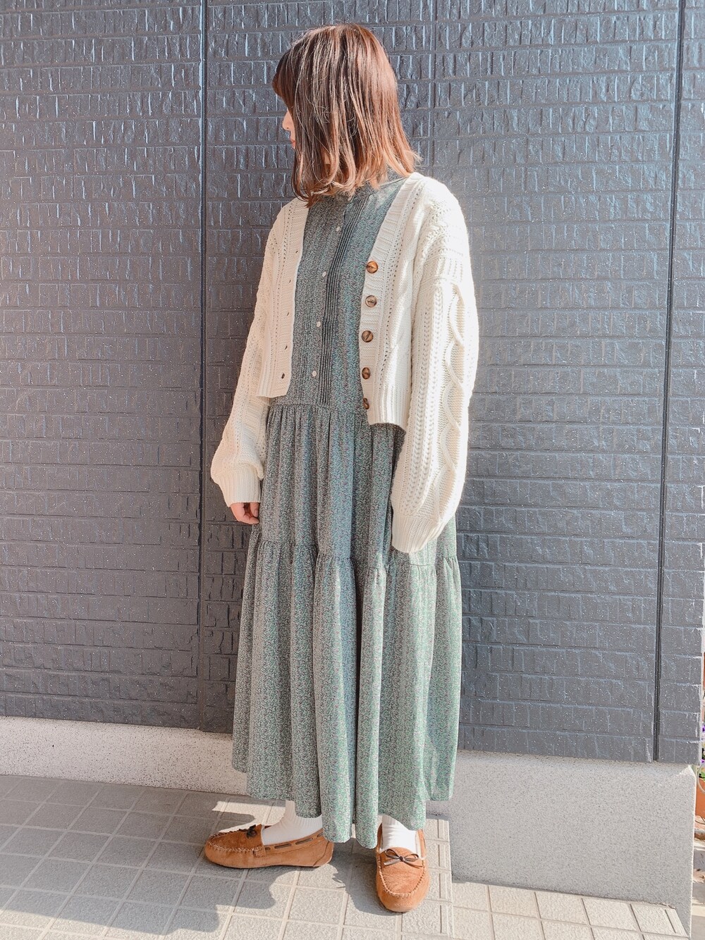 ホワイト系のカーディガン/ボレロ、グリーン系のワンピースを着用したレディースの冬コーディネートの1枚目の写真