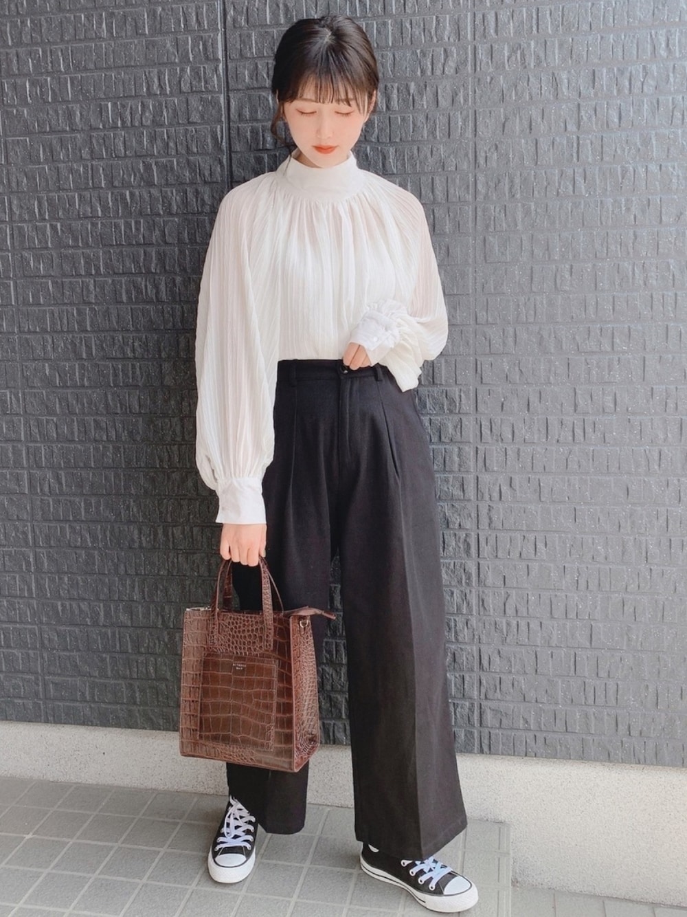 ホワイト系のシャツ/ブラウス、ブラック系のその他パンツ、ブラック系のスニーカーを着用したレディースの春コーディネートの1枚目の写真