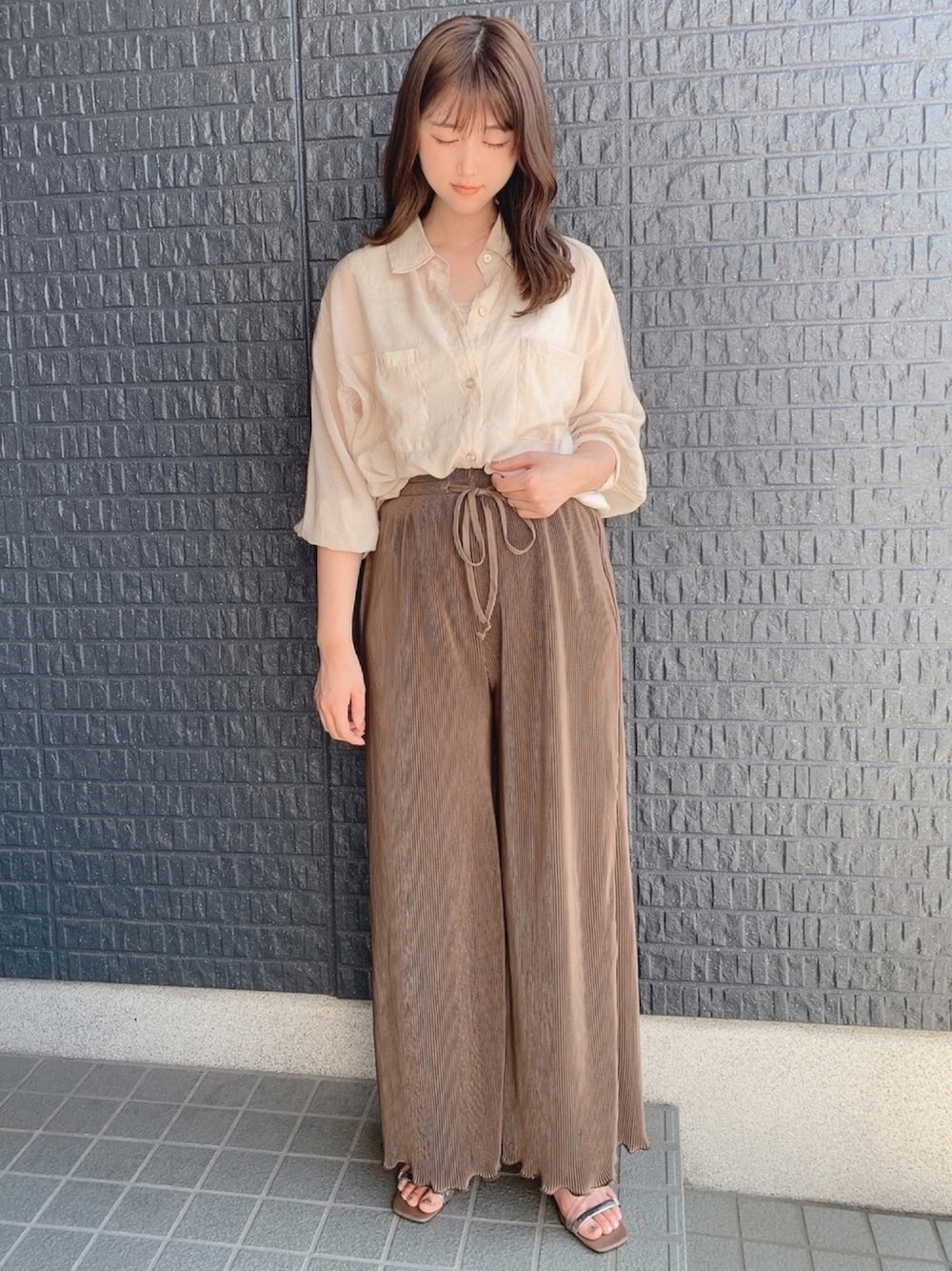 ブラウン系のその他パンツ、ベージュ系のシャツ/ブラウス、ベージュ系のサンダルを着用したレディースの夏コーディネートの1枚目の写真