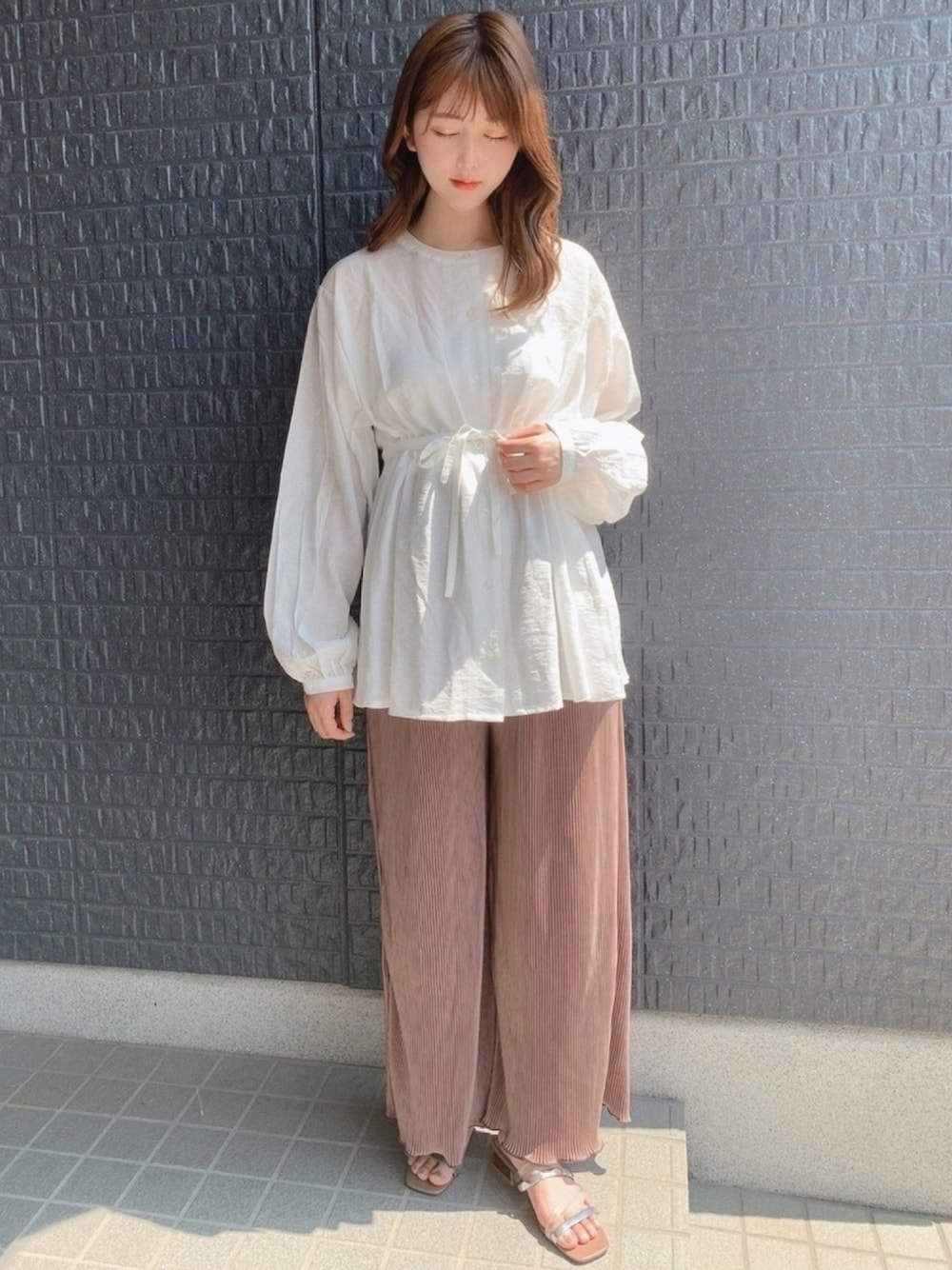 ホワイト系のシャツ/ブラウス、ピンク系のその他パンツ、ベージュ系のサンダルを着用したレディースの秋コーディネートの1枚目の写真