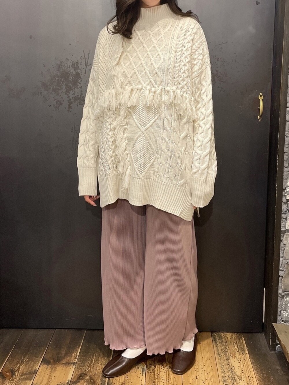 ピンク系のその他パンツ、ホワイト系のニット/セーターを着用したレディースの冬コーディネートの1枚目の写真