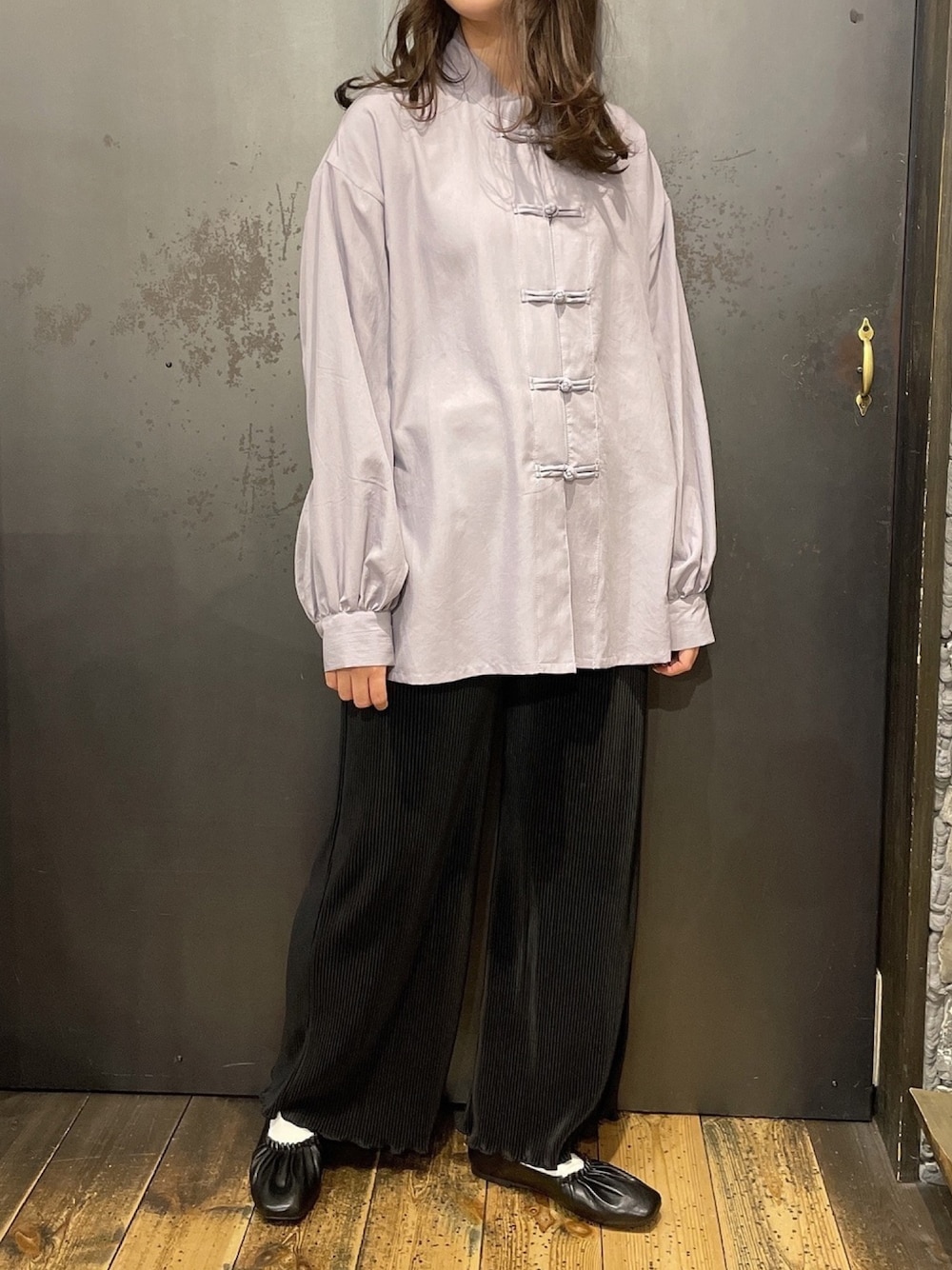 ブラック系のその他パンツ、パープル系のシャツ/ブラウスを着用したレディースの冬コーディネートの1枚目の写真