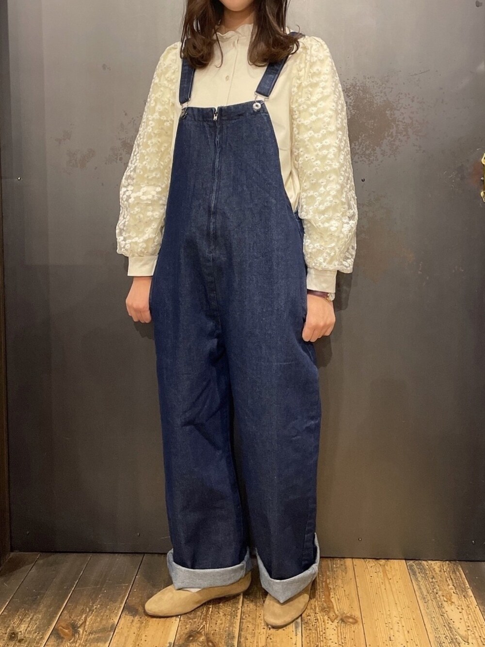 ブルー系のサロペット/オーバーオール、ホワイト系のシャツ/ブラウスを着用したレディースの冬コーディネートの1枚目の写真