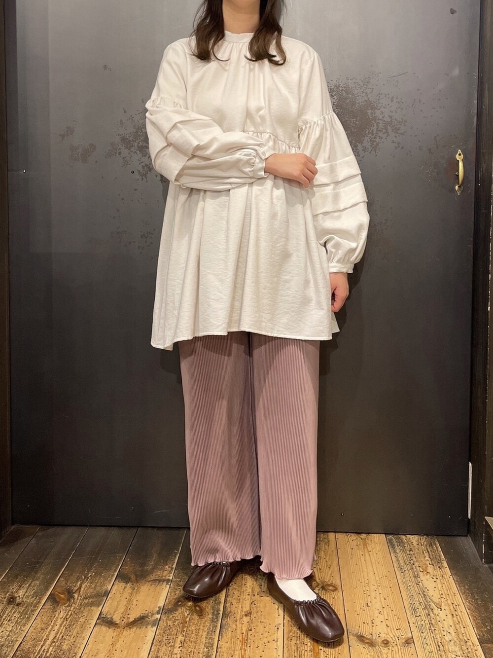 ピンク系のその他パンツ、ホワイト系のシャツ/ブラウスを着用したレディースの冬コーディネートの1枚目の写真