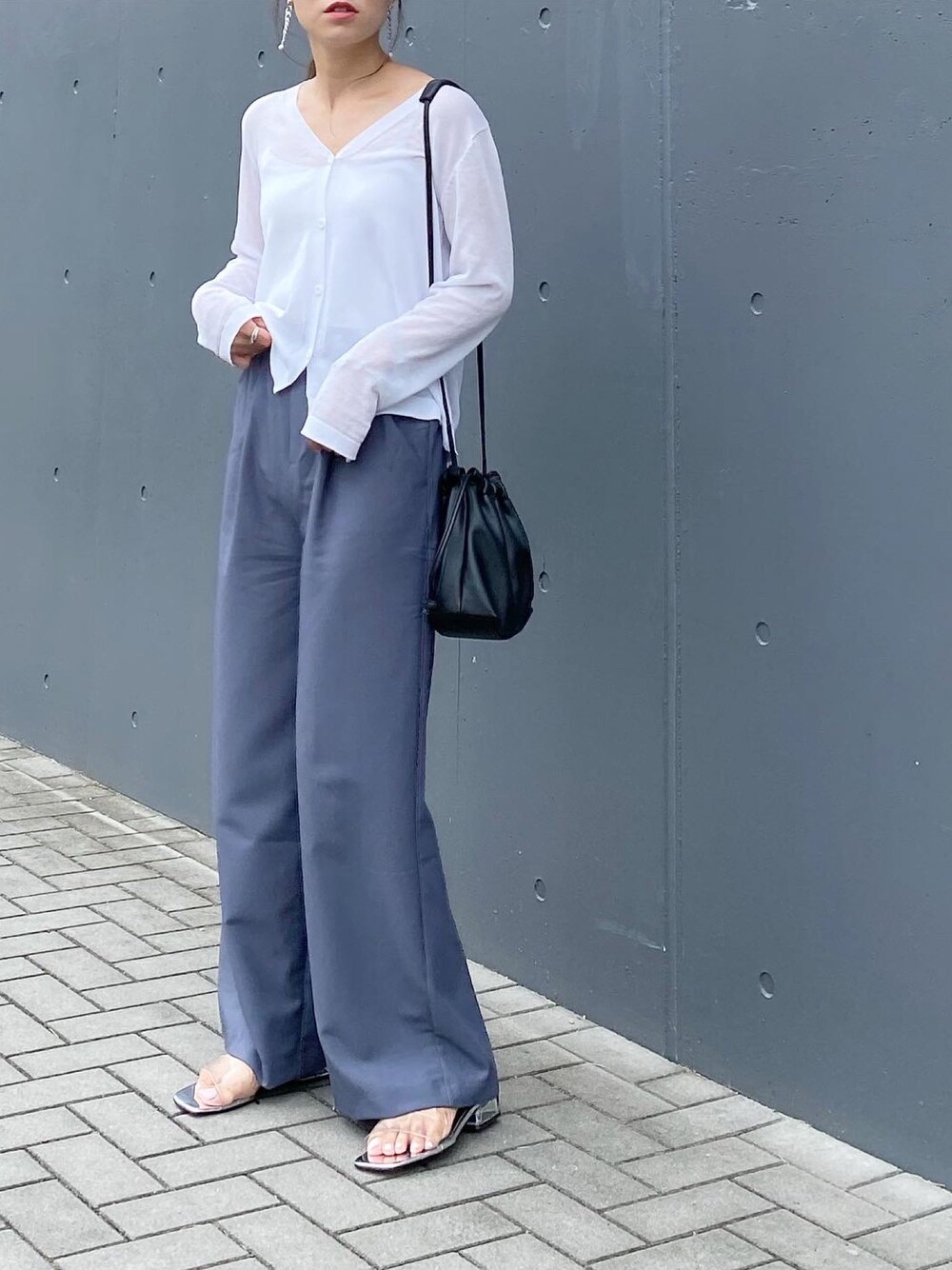 「カラーパンツ、くすみカラー、ワイドパンツ、シアートップス、巾着バッグ、ダスティブルー、ブルー、くすみブルー、大人カジュアル、きれいめカジュアル」｜「recaのタックワイドパンツ（その他パンツ、ブルー系）」を使った、mikaさん（レディース・157cm）の秋コーディネートの1枚目の写真