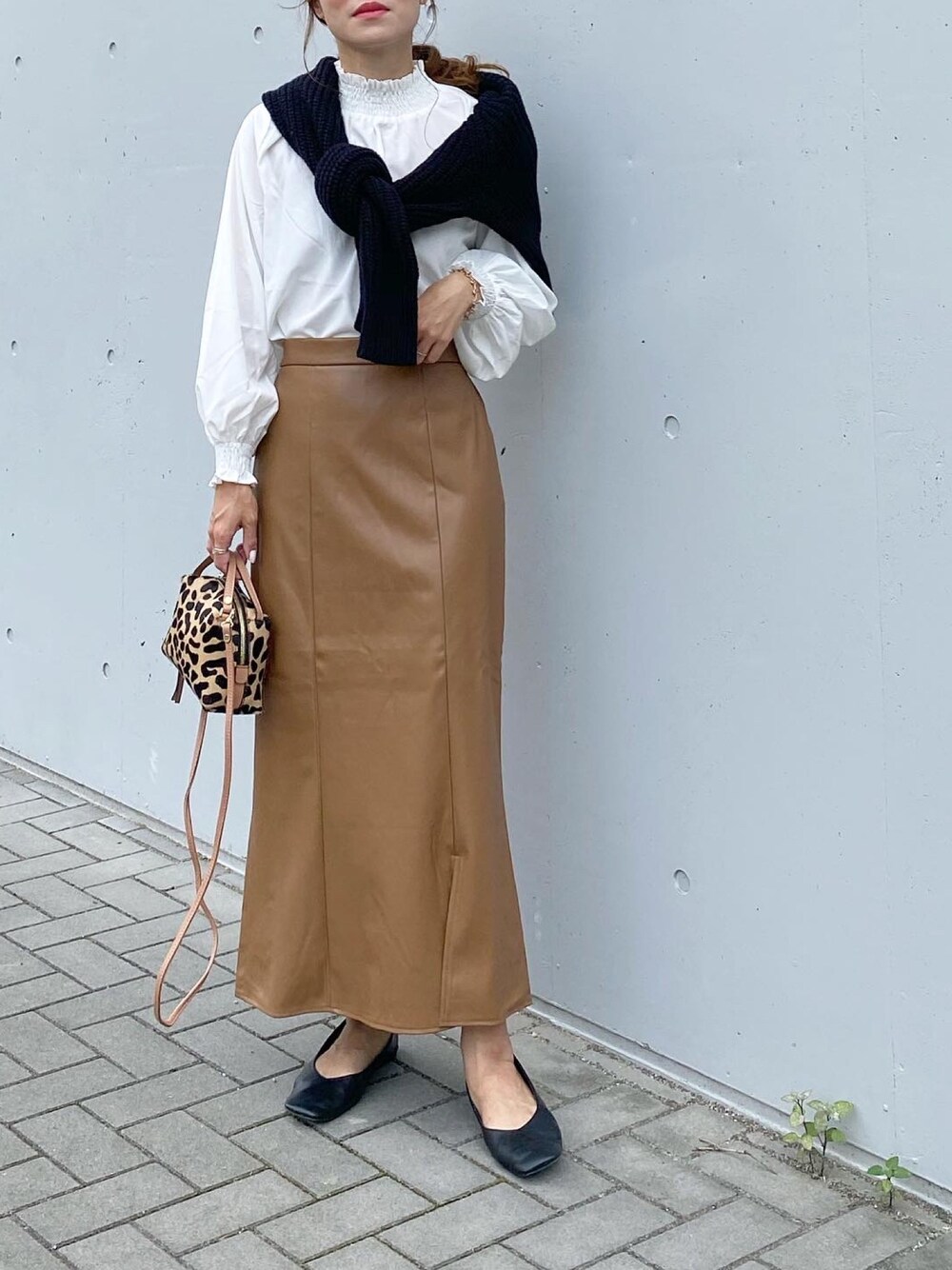 「レザー、レザースカート、マーメイドスカート、ブラウス、フラットシューズ、レオパード、ミニバッグ、スクエアトゥ、秋のマイ旬スタイル、きれいめカジュアル」｜「UNFIELDの【UNFIELD シャーリングハイネックブラウス】（シャツ/ブラウス、ホワイト系）」を使った、mikaさん（レディース・157cm）の秋コーディネートの1枚目の写真