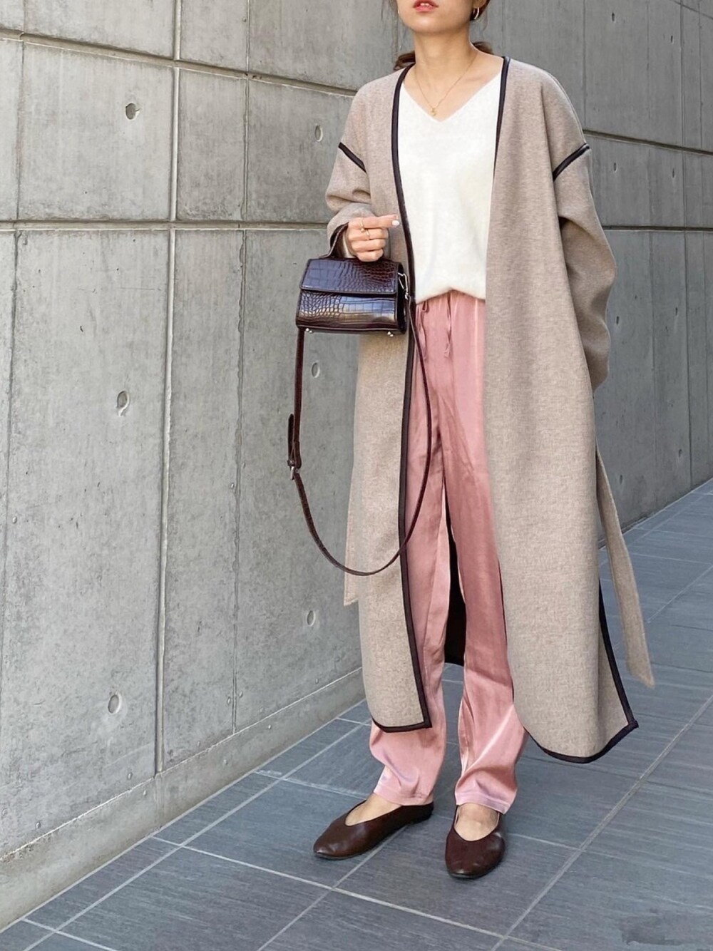 「ロングコート、パイピングコート、サテンパンツ、ZARA、ショルダーバッグ、オトナカジュアル、きれいめカジュアル、冬コーデ、アウター、コート」｜「moment+のノーカラー パイピング ロングコート（ノーカラーコート、ブラウン系）」を使った、mikaさん（レディース・157cm）の冬コーディネートの1枚目の写真
