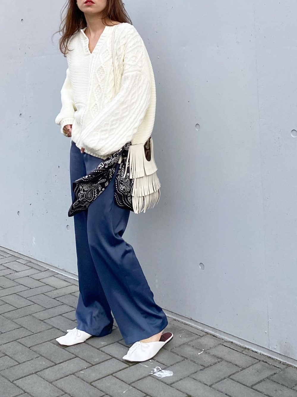 「ユニクロ、UNIQLO、サテンパンツ、サテンリラックスストレートパンツ、オトナカジュアル、きれいめカジュアル、スカーフ、ペイズリー、ミュール、フリンジバッグ」｜「BITTOKOのアシメケーブルスキッパー（ニット/セーター、ホワイト系）」を使った、mikaさん（レディース・157cm）の冬コーディネートの1枚目の写真