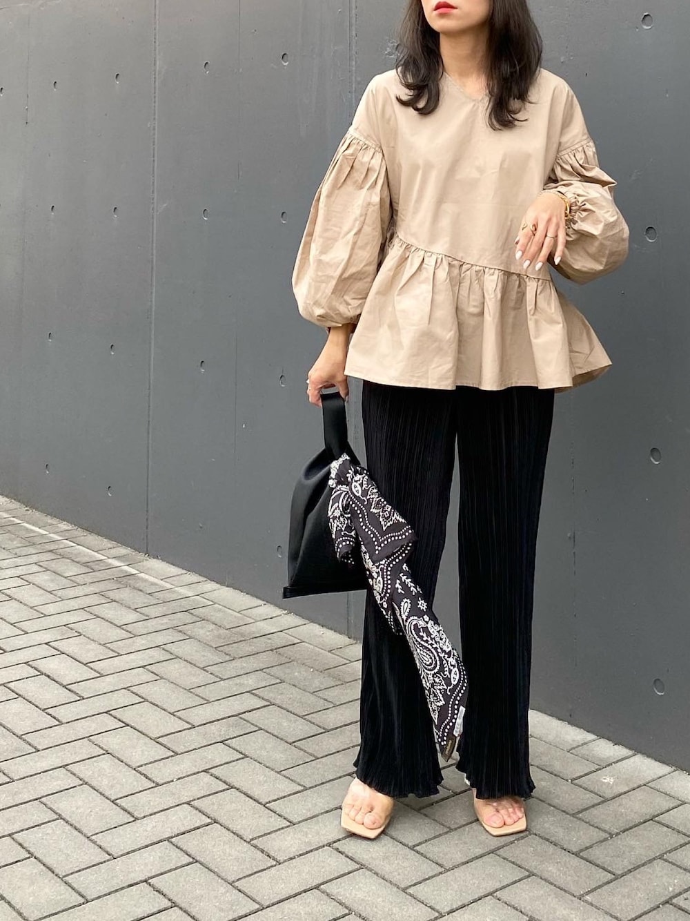 「ブラウス、ベージュ、ぺプラムトップス、プリーツパンツ、GU、クリアサンダル、サンダル、ペイズリー柄、スカーフ、大人カジュアル」｜「titivateのﾎﾞﾘｭｰﾑｽﾘｰﾌﾞﾌﾚｱﾌﾞﾗｳｽ（シャツ/ブラウス、ベージュ系）」を使った、mikaさん（レディース・157cm）の冬コーディネートの1枚目の写真