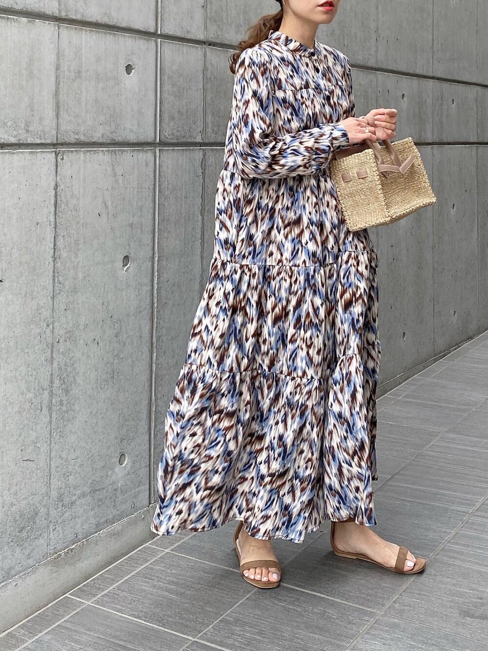 ブルー系のワンピース、ベージュ系のかごバッグ、その他のサンダルを着用したレディースの春コーディネートの1枚目の写真