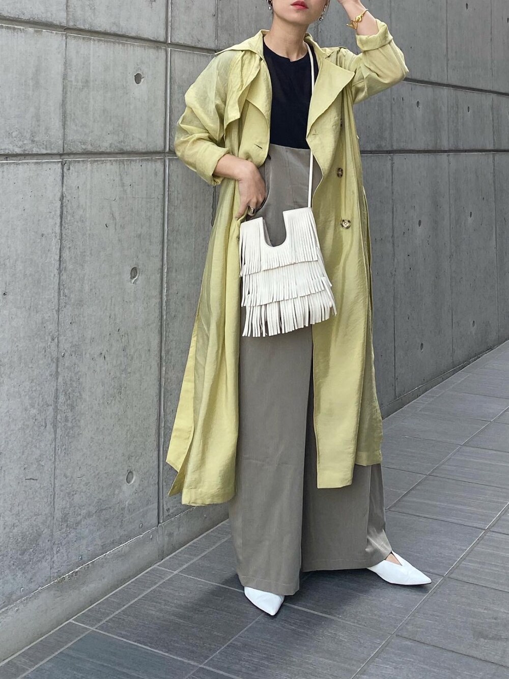 「シアートレンチ、トレンチコート、シアー、春めきシューズ、大人カジュアル、サロペット、ZARA、きれいめカジュアル、イエロー、GRL」｜「GRLのリボンベルト付きシアートレンチコート（トレンチコート、イエロー系）」を使った、mikaさん（レディース・157cm）の春コーディネートの1枚目の写真