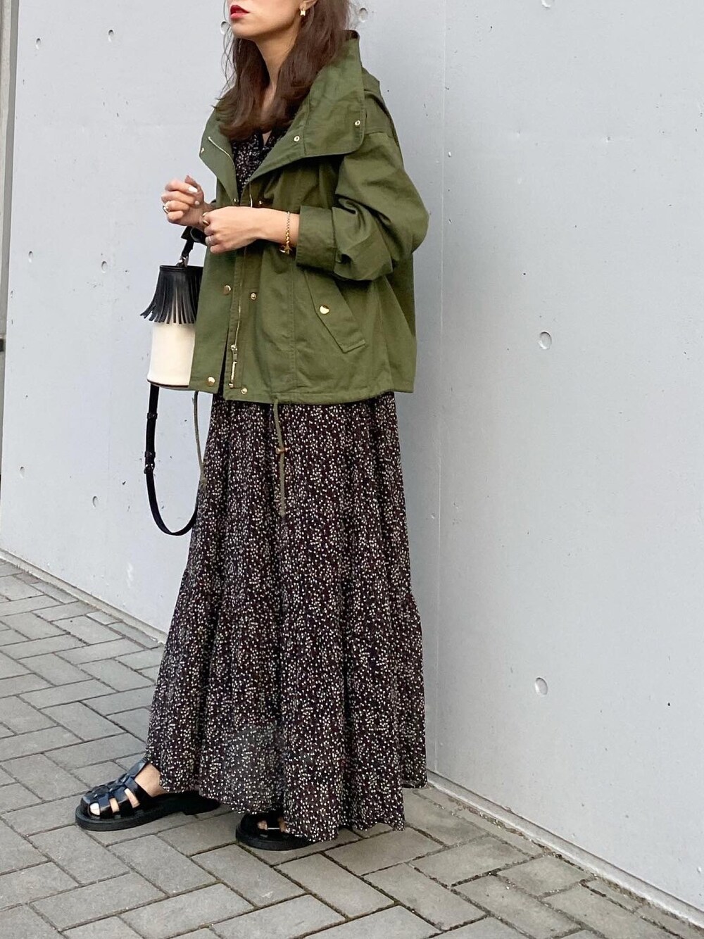 「マウンテンパーカー、春めきシューズ、花柄ワンピース、花柄、ZARA、グルカサンダル、サンダル、オトナカジュアル、ワンピース、ママコーデ」｜「moment+の【2021S/S new arrival】チノツイルマウンテンパーカー（マウンテンパーカー、グリーン系）」を使った、mikaさん（レディース・157cm）の春コーディネートの1枚目の写真