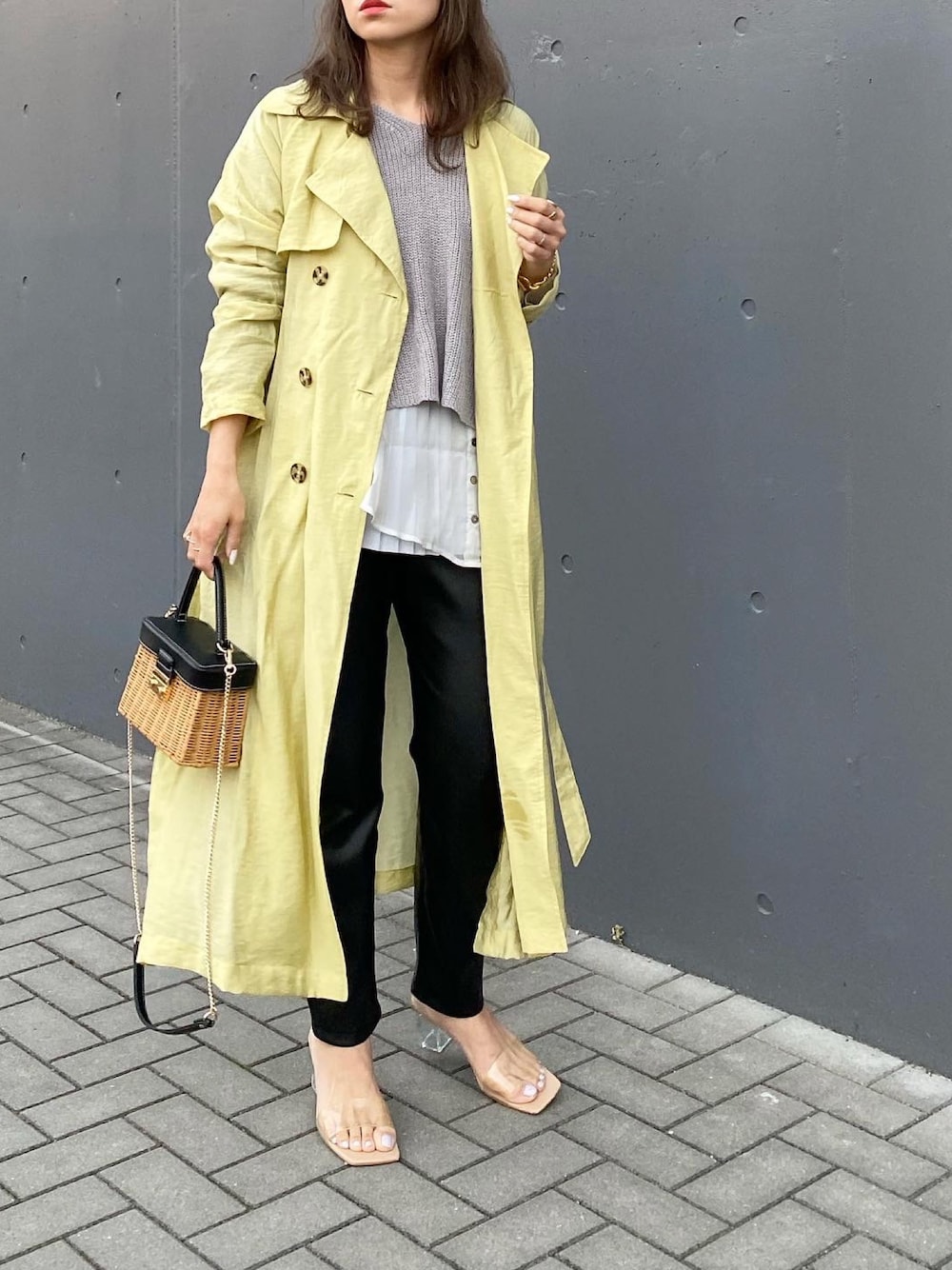 「シアー、シアートレンチ、トレンチコート、春コーデ、レザーパンツ、ZARA、クリアサンダル、かごバッグ、きれいめカジュアル、オトナカジュアル」｜「GRLのリボンベルト付きシアートレンチコート（トレンチコート、イエロー系）」を使った、mikaさん（レディース・157cm）の春コーディネートの1枚目の写真