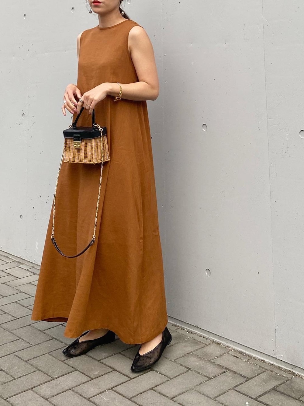 「ワンピース、リネンワンピース、夏コーデ、titivate、かごバッグ、ZARA、チャイナシューズ、GU、オトナカジュアル、きれいめカジュアル」｜「titivateのﾘﾈﾝ混2wayﾘﾎﾞﾝﾏｷｼﾜﾝﾋﾟｰｽ（ワンピース、ブラウン系）」を使った、mikaさん（レディース・157cm）の春コーディネートの1枚目の写真