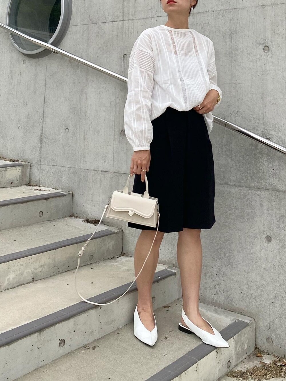 「classicalelf、ブラウス、レースブラウス、シアーシャツ、バミューダパンツ、ZARA、ショルダーバッグ、モノトーン、オトナカジュアル、きれいめカジュアル」｜「classicalelfの透け感がクラシカルで美しい。刺繍コットンレースの2Wayブラウス（シャツ/ブラウス、ホワイト系）」を使った、mikaさん（レディース・157cm）の夏コーディネートの1枚目の写真