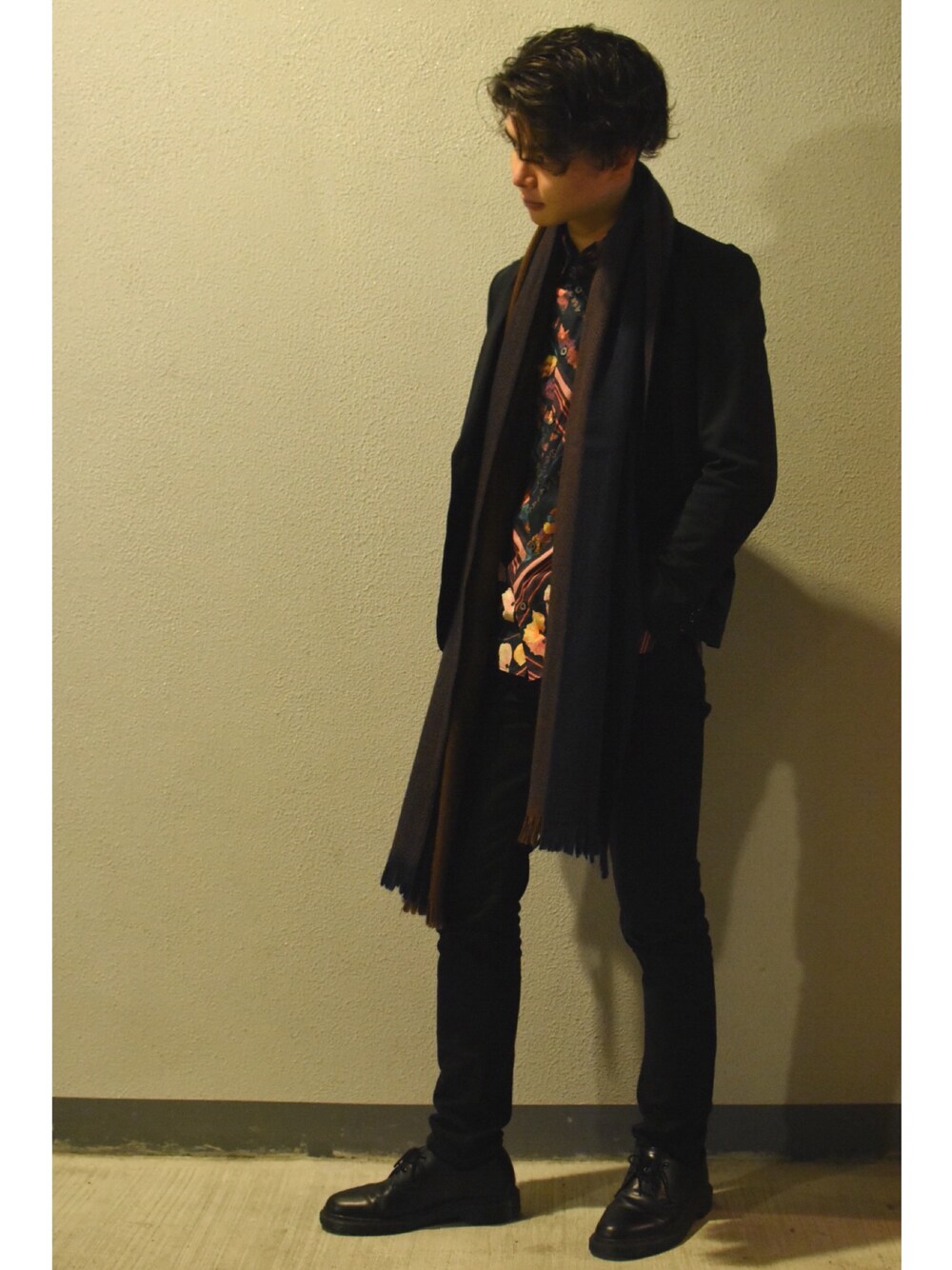 「秋のコーデ、柄シャツ、マフラー、ストール、ジャケット、ドクターマーチン」｜「Paul Smithの“VINTAGE SCARF” PRINT SHIRTS / 173326 916M（シャツ/ブラウス、その他）」を使った、mikurinさん（メンズ・172cm）の秋コーディネートの1枚目の写真