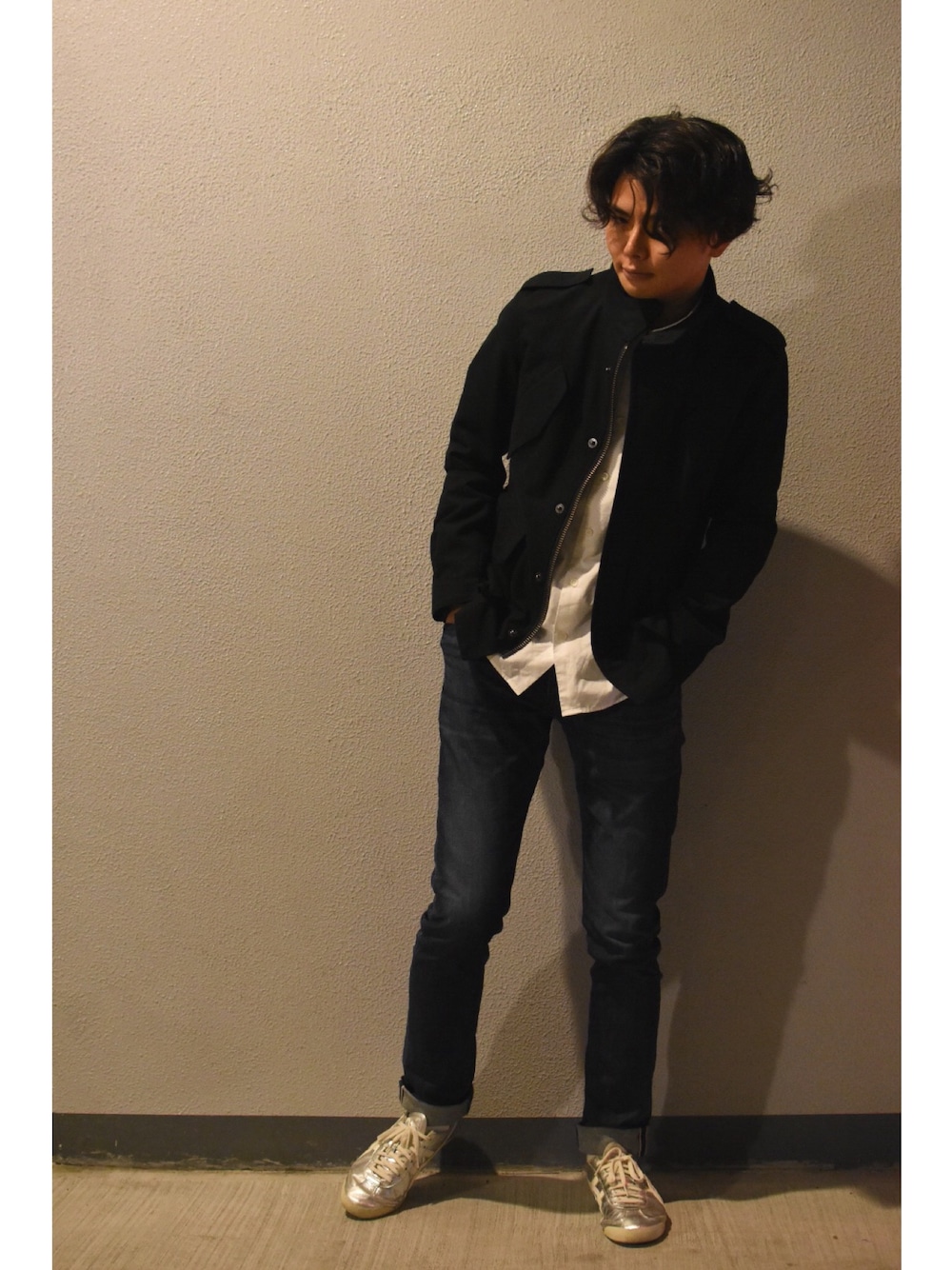 「スニーカー、シルバースニーカー、シルバーシューズ、デニムパンツ、ミリタリージャケット、白シャツ、シンプルコーデ」｜「JOHN LAWRENCE SULLIVANのアイテム（ジャケット/アウター、ブラック系）」を使った、mikurinさん（メンズ・172cm）の秋コーディネートの1枚目の写真