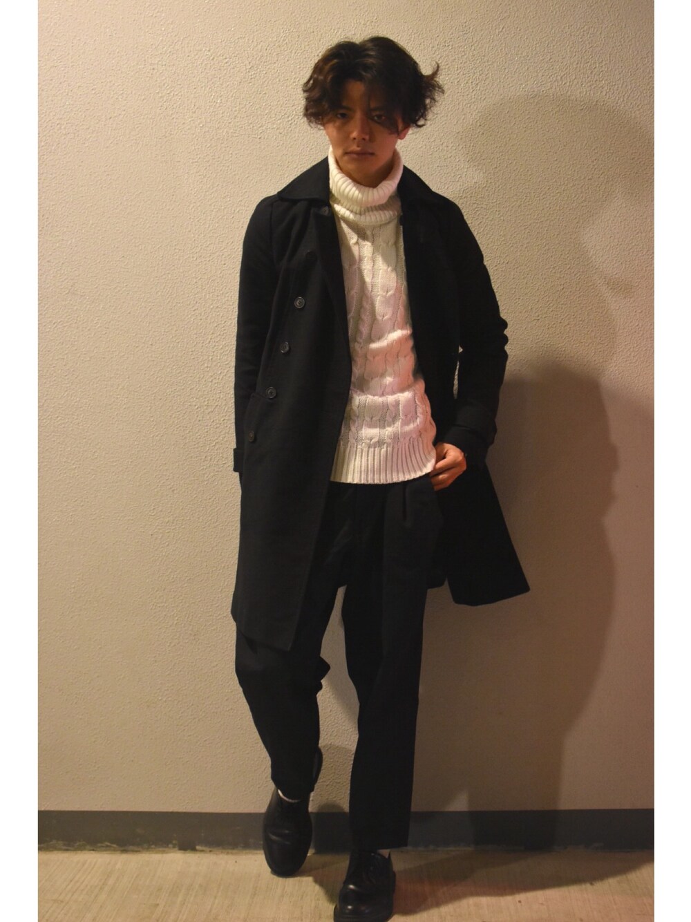 「ワイドパンツ、ブラックコーデ、ドクターマーチン、ヨウジヤマモト、チェスターコート、ダブルチェスターコート、タートルネック」｜「A.P.C.のアイテム（チェスターコート、ブラック系）」を使った、mikurinさん（メンズ・172cm）の秋コーディネートの1枚目の写真