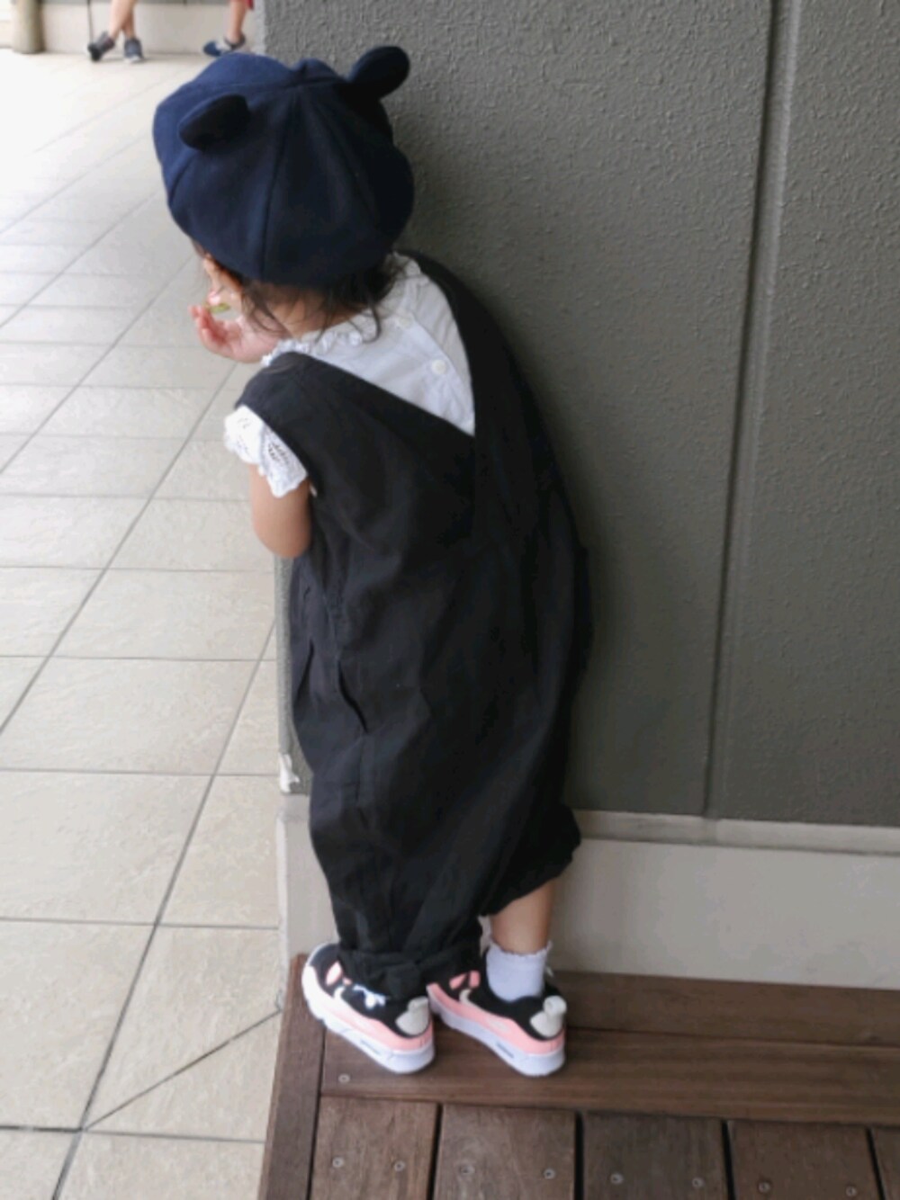 「キッズファッション、女の子、モノトーンコーデ、NIKE、NIKE AIR MAX、ベレー帽、オールインワン、韓国子供服、monmimi」｜「monmimiのアイテム（つなぎ/オールインワン、ブラック系）」を使った、ento*kanonさん（キッズ・100cm）の秋コーディネートの1枚目の写真