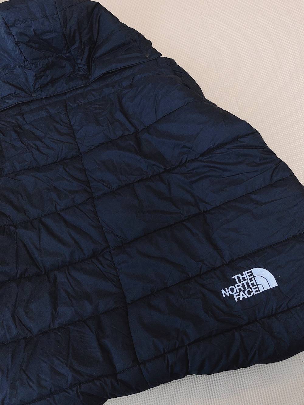 ブラック系のベビーカー/ベビーカー用品を着用したキッズの秋コーディネートの1枚目の写真