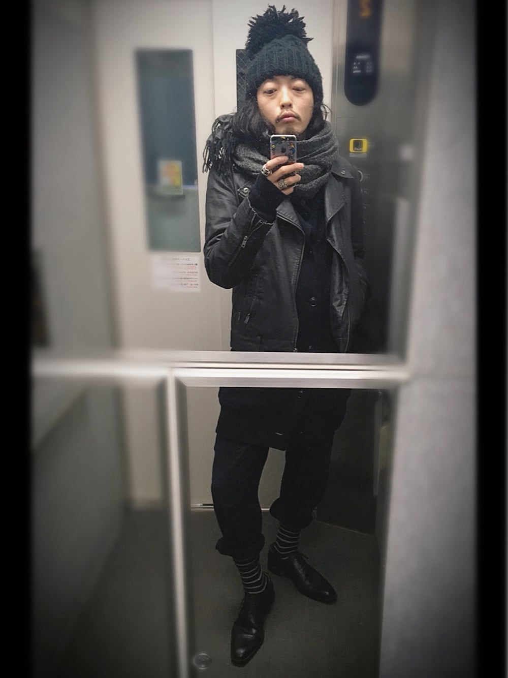ブルー系のニット/セーター、ブラック系のライダースジャケット、ブルー系のパンツを着用したメンズの冬コーディネートの1枚目の写真