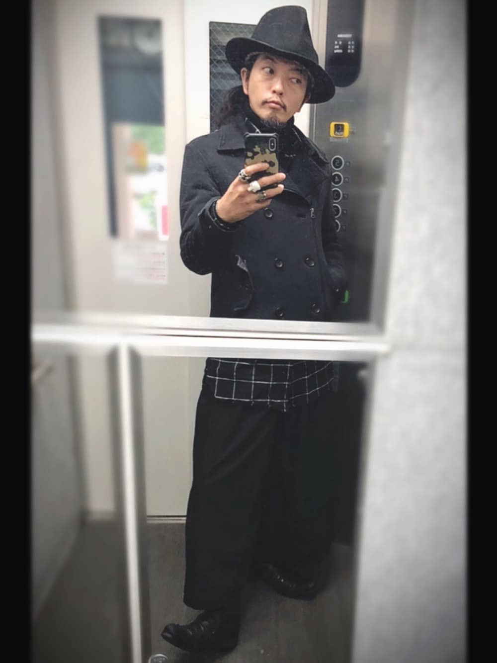「ワイドパンツ、袴パンツ、ハット、ライダース、黒、しましまくつした、重ね着」｜「ワールズエンドのアイテム（ハット、ブラック系）」を使った、ぽんさん（メンズ・175cm）の秋コーディネートの1枚目の写真