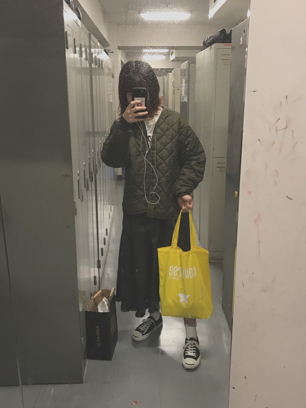 グリーン系のジャケット/アウター、ホワイト系のTシャツ/カットソー、ブラック系のデニムスカートを着用したレディースの春コーディネートの1枚目の写真