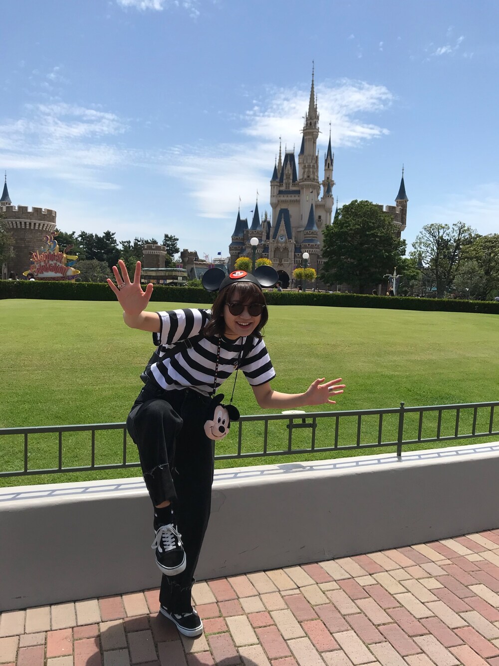 「東京ディズニーランド、ミッキーコーデ」｜「UNIQLOのアイテム（Tシャツ/カットソー、ブラック系）」を使った、アスカスさん（レディース・162cm）の春コーディネートの1枚目の写真