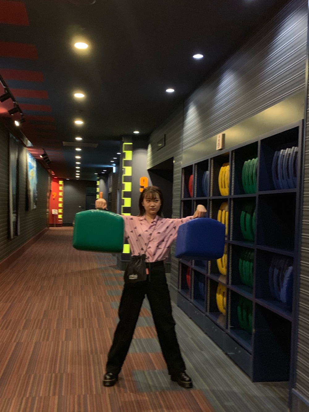 「jouetie、映画館」｜「jouetieの【WEB限定】フラッグシャツ（シャツ/ブラウス、ピンク系）」を使った、アスカスさん（レディース・162cm）の夏コーディネートの1枚目の写真