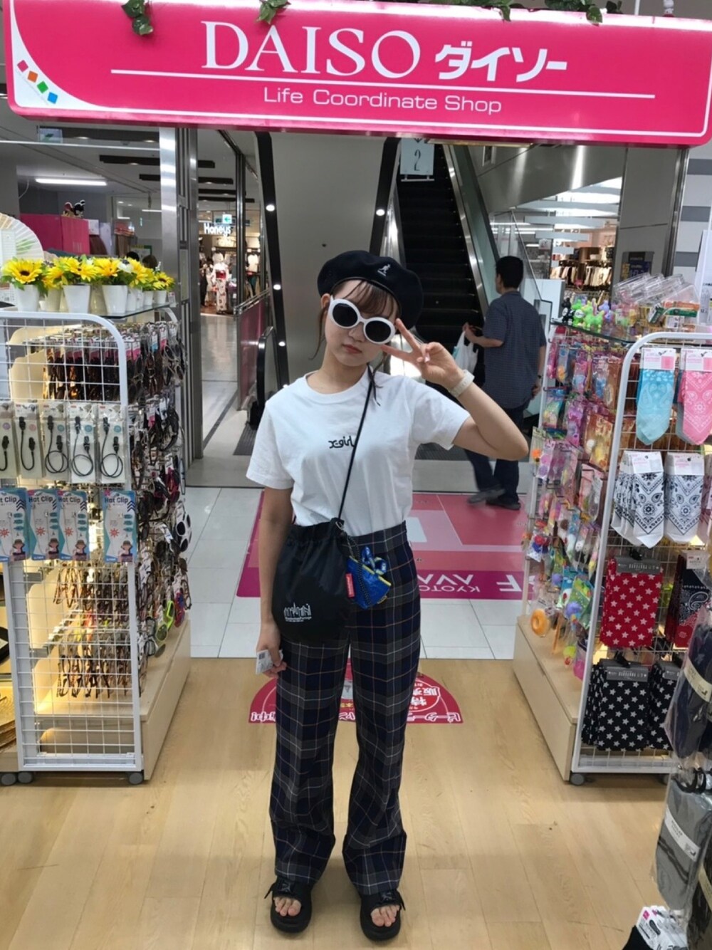 「DAISO、ダイソーコーデ、Manhattan Portage、IKEA、ZARA、KANGOL、x-girl」｜「KANGOLの『TGC着用アイテム』【KANGOL】 SMU Tropic Big Monty / 【カンゴール エスエムユー】 トロピック ビッグ モンティ（ハンチング/ベレー帽、ブラック系）」を使った、アスカスさん（レディース・162cm）の夏コーディネートの1枚目の写真