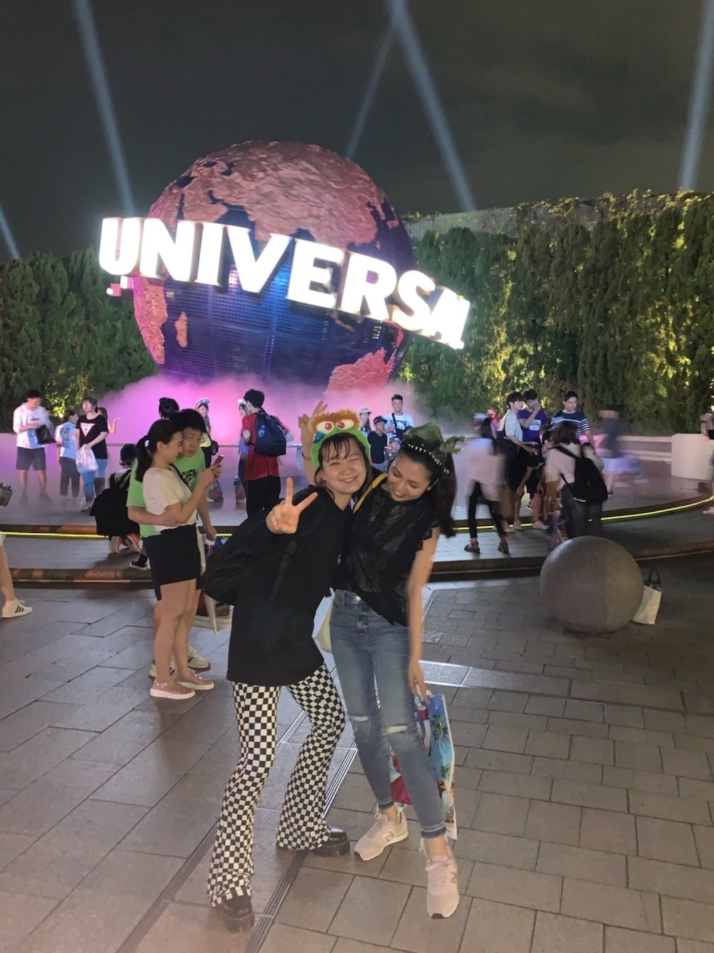 「ユニバ、jouetie、supreme、E.T.、オスカー、USJコーデ」｜「Supreme のアイテム（Tシャツ/カットソー、ブラック系）」を使った、アスカスさん（レディース・162cm）の夏コーディネートの1枚目の写真
