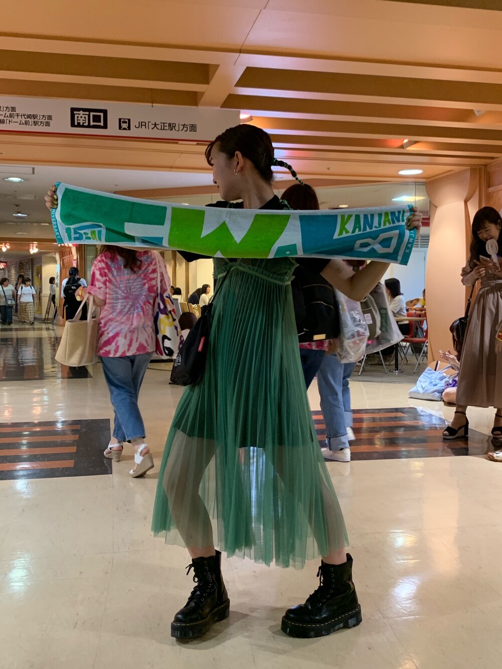 「ライブスタイル、∞、緑コーデ、eighter」｜「KhajuのKhaju:チュールキャミワンピース（ワンピース、グリーン系）」を使った、アスカスさん（レディース・162cm）の夏コーディネートの1枚目の写真