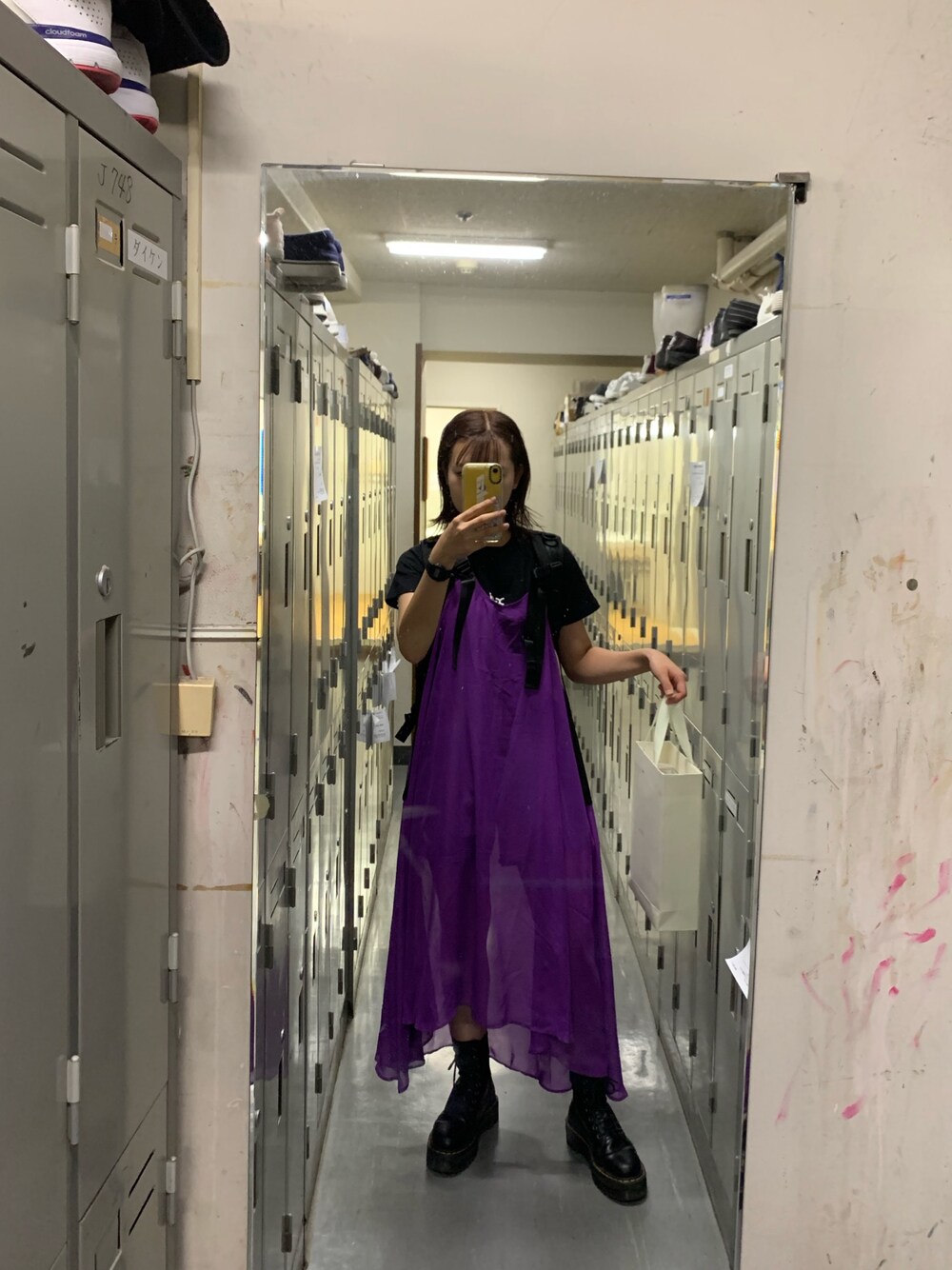 パープル系のワンピース、ブルー系のパンツ、ブラック系のブーツを着用したレディースの夏コーディネートの1枚目の写真