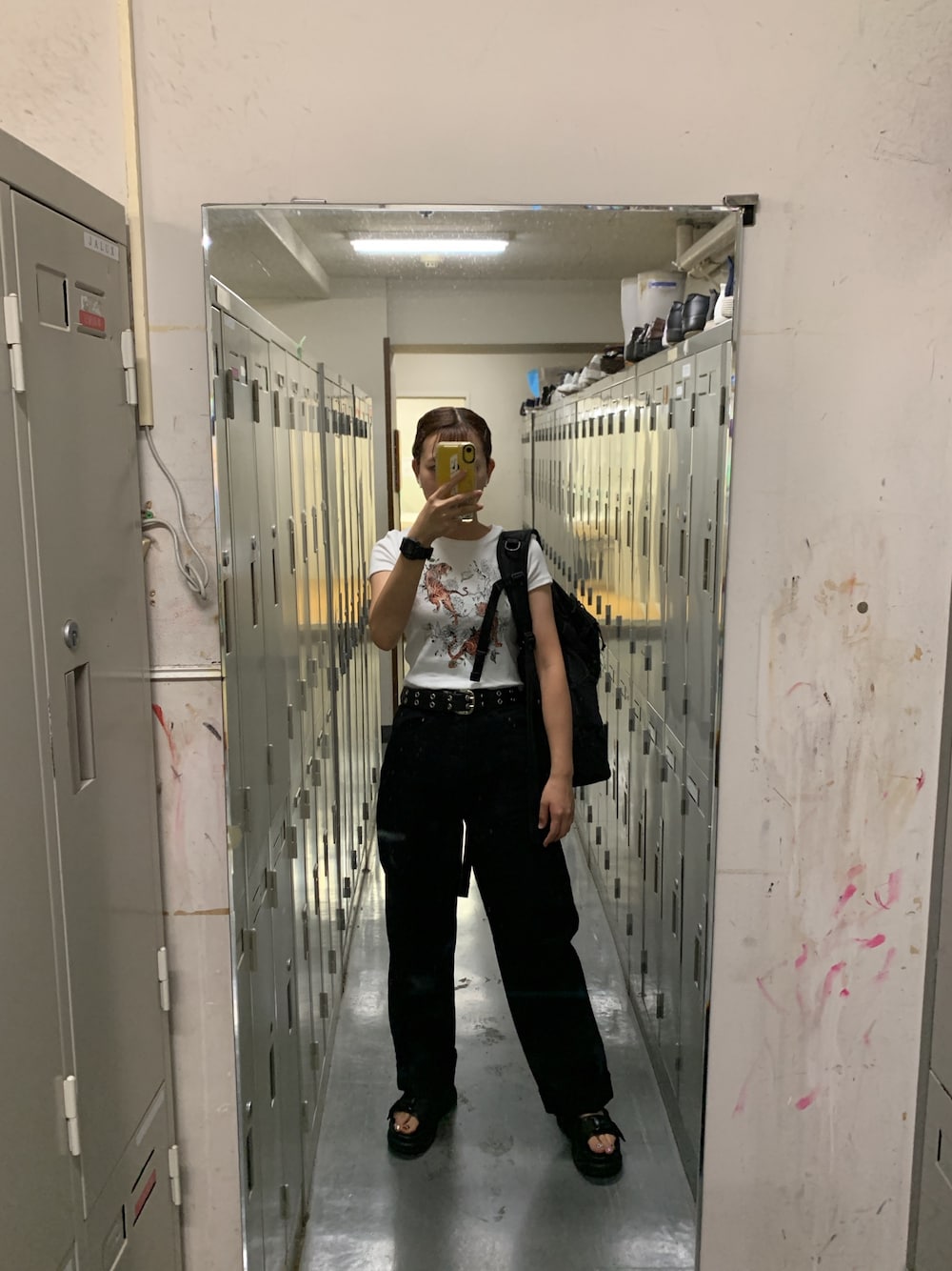 「ベルシュカ」｜「Bershkaのアイテム（Tシャツ/カットソー、ホワイト系）」を使った、アスカスさん（レディース・162cm）の秋コーディネートの1枚目の写真