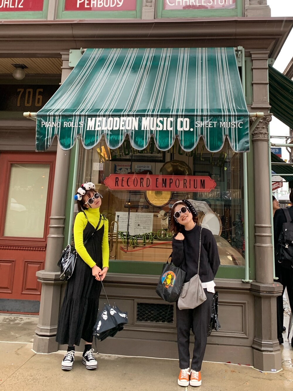 「スヌーピー、すぬーぴーコーデ、ユニバ、USJ」｜「?のアイテム（トップス、グリーン系）」を使った、アスカスさん（レディース・162cm）の秋コーディネートの1枚目の写真