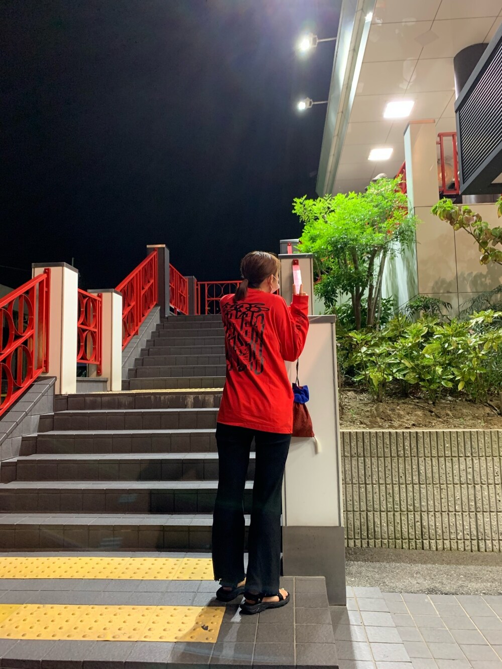 「餃子の王将、RAGEBLUE、チャイナ」｜「RAGEBLUEの【餃子の王将】コラボプリントロンT/893329（Tシャツ/カットソー、レッド系）」を使った、アスカスさん（レディース・163cm）の秋コーディネートの1枚目の写真