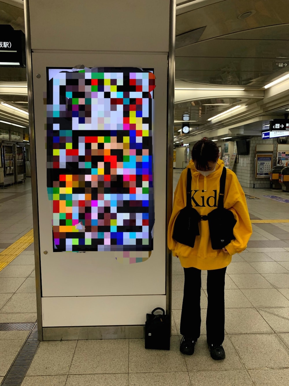 「釣りベスト、VANS、little sunny bite」｜「Little sunny biteのLittleSunnyBite/リトルサニーバイト/Kids stitched hoodie（パーカー、イエロー系）」を使った、アスカスさん（レディース・163cm）の秋コーディネートの1枚目の写真