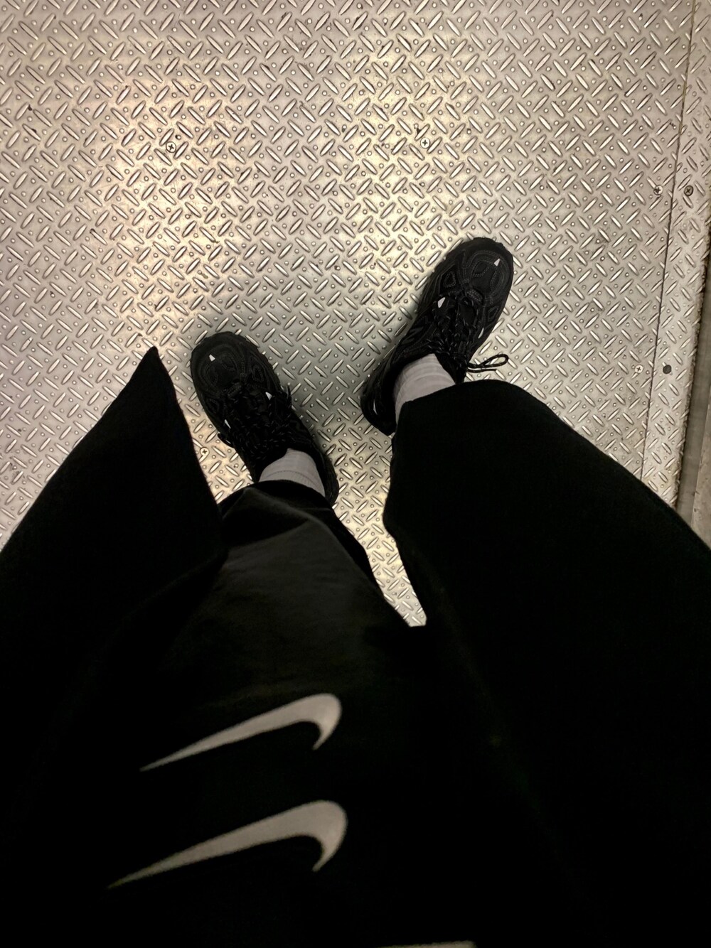 「完全防寒、NIKE、nike swoosh、swoosh」｜「NEW BALANCEのNew Balance ニューバランス ML703BC(D) TRIPLE BK(BC)（スニーカー、ブラック系）」を使った、アスカスさん（レディース・163cm）の冬コーディネートの1枚目の写真