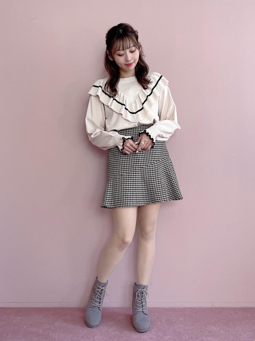 グレー系のブーツ、ブラウン系のその他パンツ、ホワイト系のニット/セーターを着用したレディースの秋コーディネートの1枚目の写真