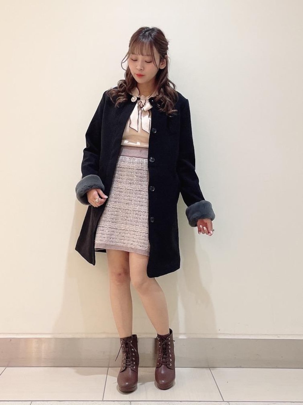 「コート、ニット、冬コーデ、ノーカラーコート、白ニット、MAJESTIC LEGON、マジェスティックレゴン、骨格ウェーブ、きれいめこーで、ぶーつ」｜「MAJESTIC LEGONのレースアップレディブーツ（ブーツ、ブラウン系）」を使った、まりたすさん（レディース・156cm）の秋コーディネートの1枚目の写真