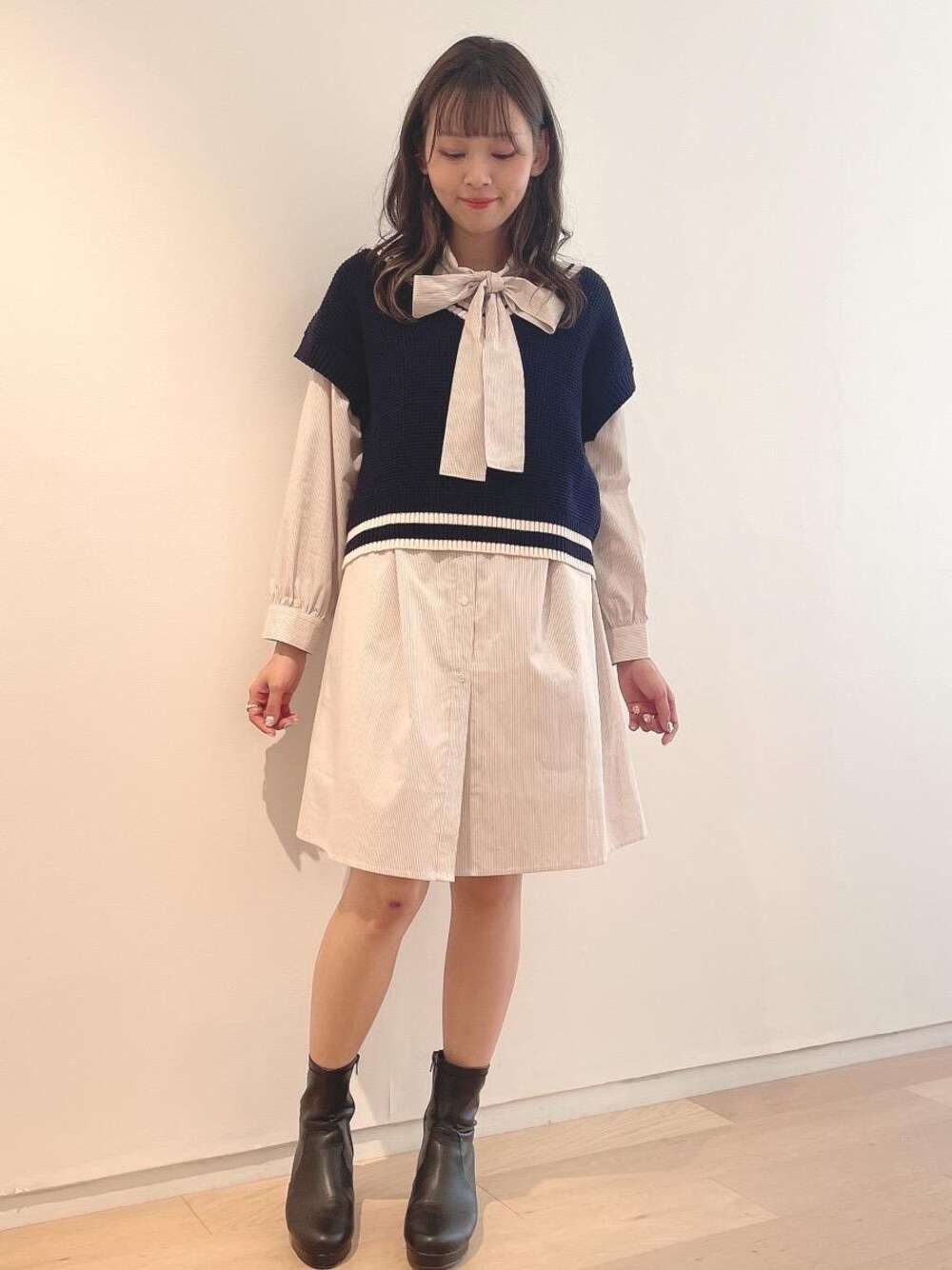 「ニット、ワンピース、冬コーデ、ボウタイ、MAJESTIC LEGON、マジェスティックレゴン、ストレッチブーツ、骨格ウェーブ、べすと、ぶーつ」｜「MAJESTIC LEGONのレディヒールストレッチブーツ（ブーツ、ブラック系）」を使った、まりたすさん（レディース・156cm）の冬コーディネートの1枚目の写真