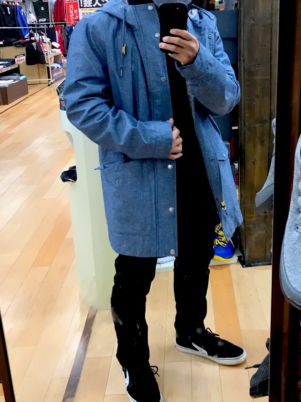 「シンプル」｜「Levi'sのアイテム（ノーカラーコート、ブルー系）」を使った、TAKAさん（メンズ・162cm）の冬コーディネートの1枚目の写真