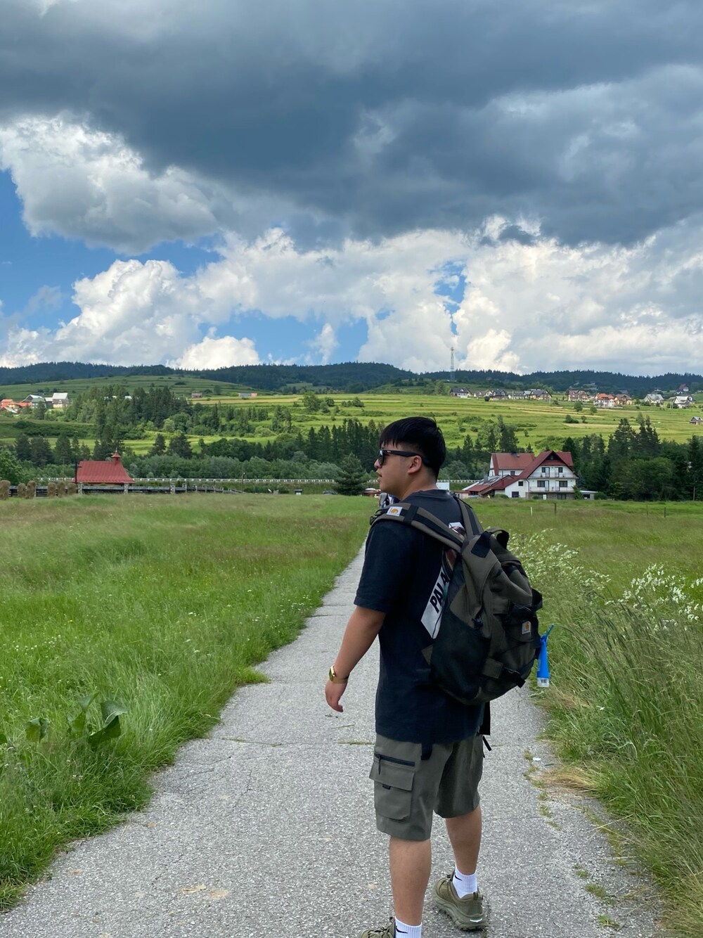 「slovakia、summer、boy、sporty、palace、palaceskateboards、ray ban」｜「PALACEのアイテム（Tシャツ/カットソー、ブラック系）」を使った、Ortino Yangさん（メンズ・167cm）の夏コーディネートの1枚目の写真
