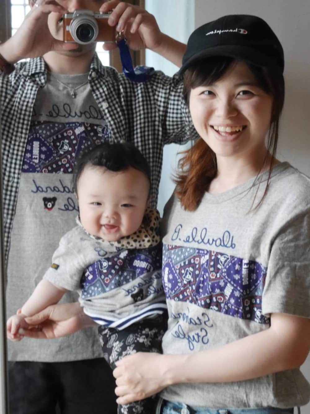 「親子コーデ、ペイズリー、グレーTシャツ、8ヶ月、雨の日コーデ」｜「MIKI HOUSEのアイテム（Tシャツ/カットソー、グレー系）」を使った、藤原康広さん（メンズ・70cm）の夏コーディネートの1枚目の写真