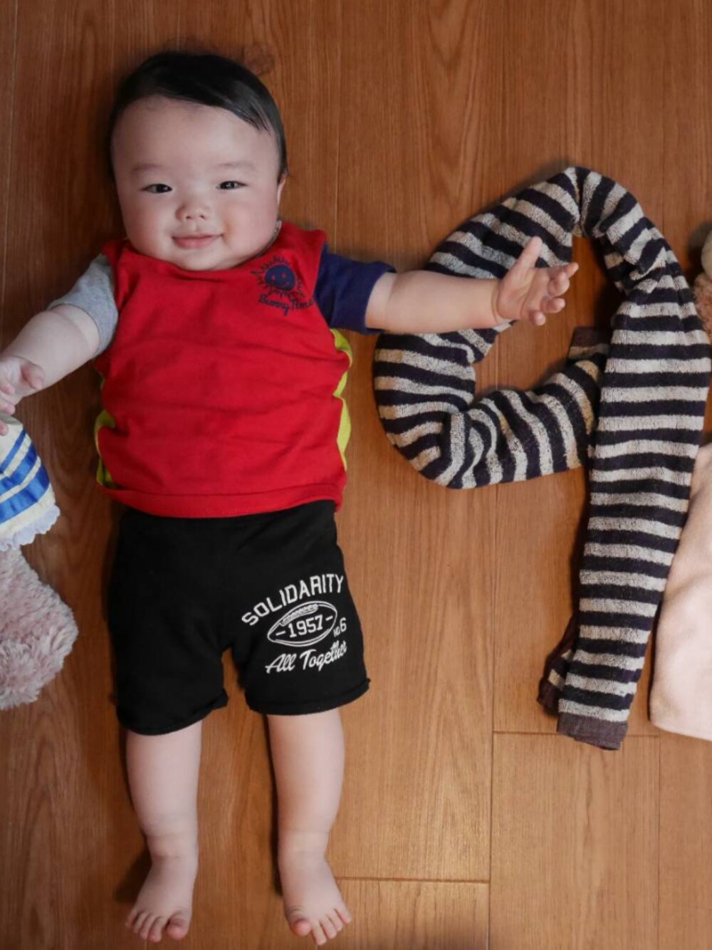 「夏コーデ、9ヶ月、赤、男の子、シェリーメイ」｜「good dayのアイテム（Tシャツ/カットソー、レッド系）」を使った、藤原康広さん（メンズ・70cm）の夏コーディネートの1枚目の写真