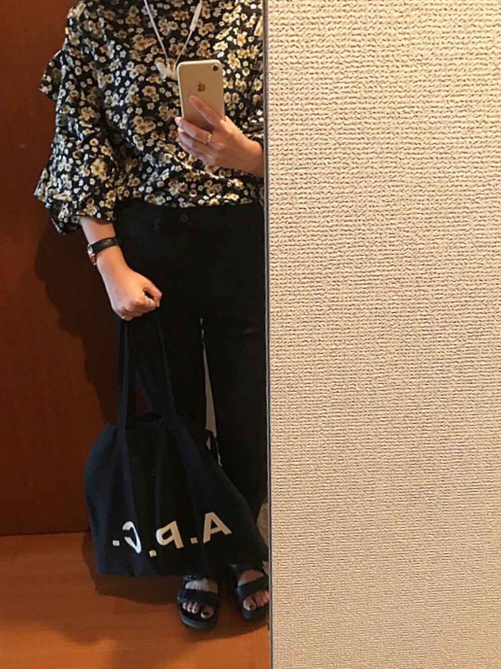 「ユニクロ、レギンスパンツ、Gogosing、韓国ファッション、ビルケンシュトック」｜「Marc by Marc JacobsのBAKER/ベイカー ゴールド ブラック36MM（アナログ腕時計、ブラック系）」を使った、Ayanoさん（レディース・157cm）の秋コーディネートの1枚目の写真